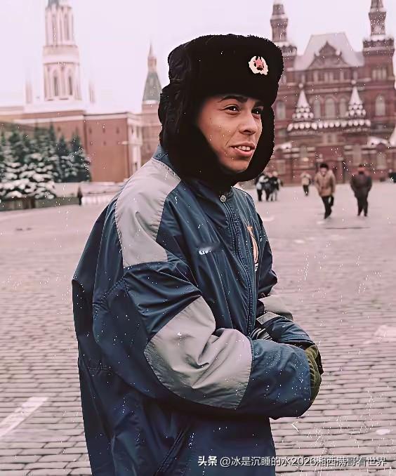 分享这两张1998年罗纳尔多随国际米兰球队远赴俄罗斯参加欧洲联盟杯，因为当地天寒