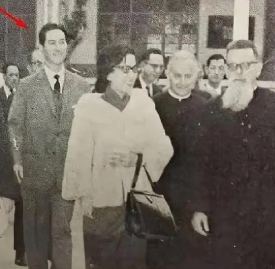 跟在黎婉华身后的何鸿燊，当年大太太黎婉华也是事业型女人，小时候接受过良好的教育，