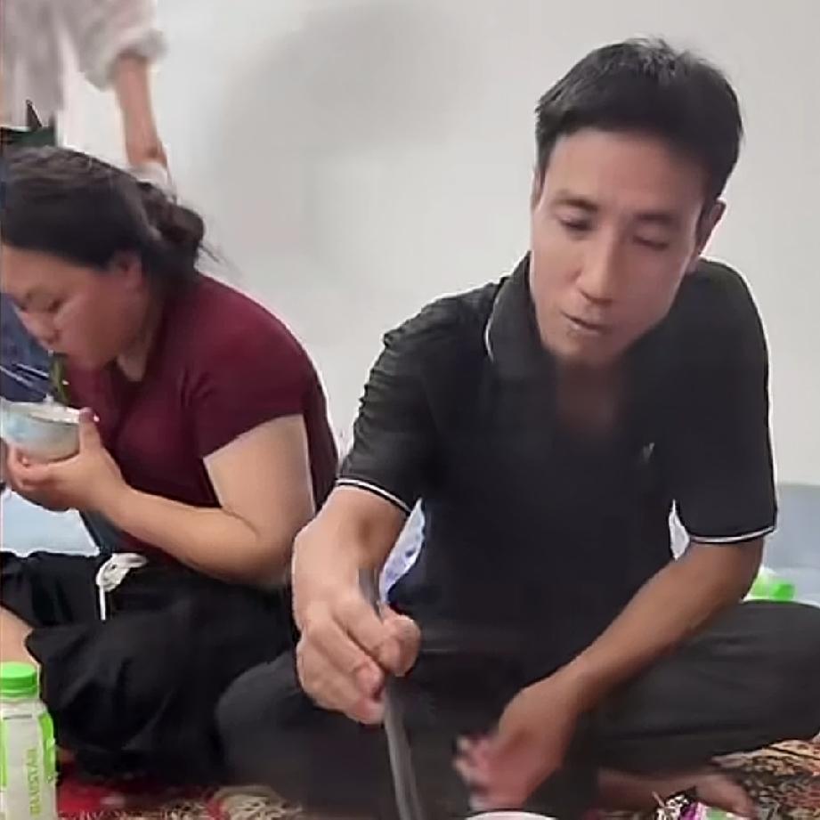 小松在越南买土地建民宿明天复工。小叔小婶准备把猪卖掉，和小松一起去省城安配，继续