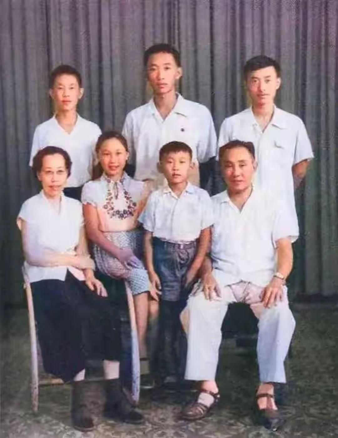 这张年代久远的室内全家福，定格了开国上将李聚奎阖家团圆的温馨时刻。
前排左右端坐
