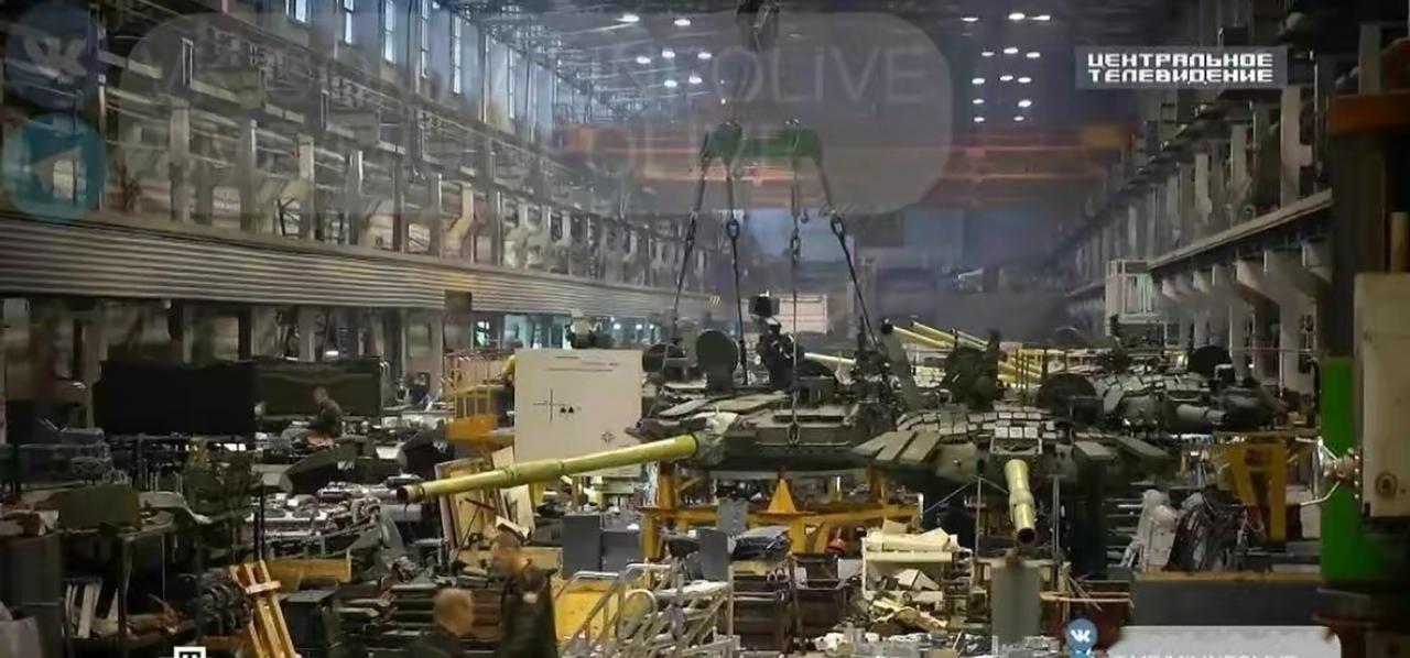 西方从一开始就笃定，俄军的装甲部队撑不过半年，可现在回头看，现实真的狠狠打了他们