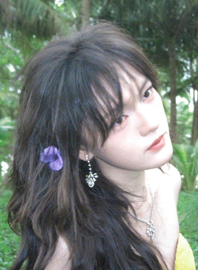 文琪现在的越来越有自己的风格了，比起以前的文艺风来说，现在整体透露一丝丝“精灵”