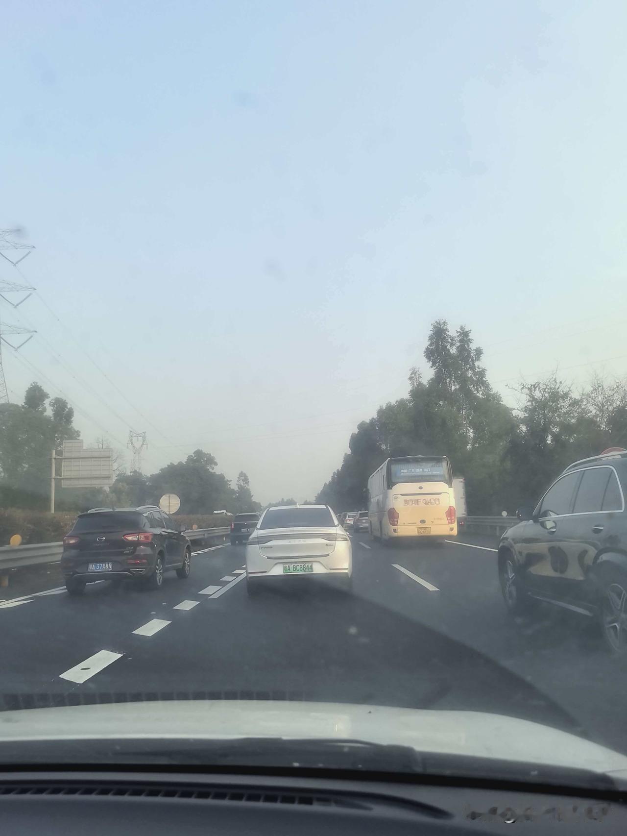 好吓人，刚刚广州高速一辆大货车，翻车了！

刚刚路过广澳高速官洲附近，又开始大塞