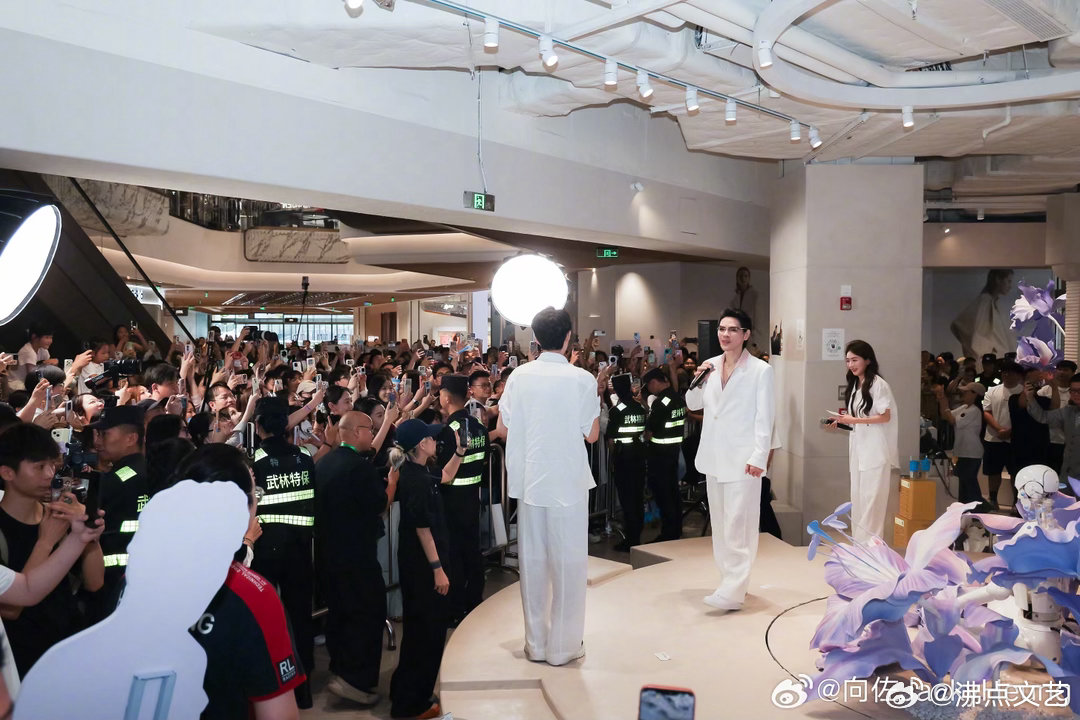 向佐口碑向佐向佑关系从过往争议不断到如今口碑回暖，向佐用对待向佑的态度打动了无数