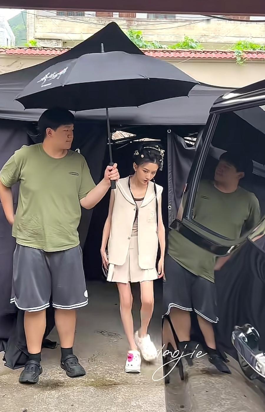 摄像机对女明星太不友好了，宋祖儿都瘦成麻杆儿了，在电视剧里却是刚刚好。