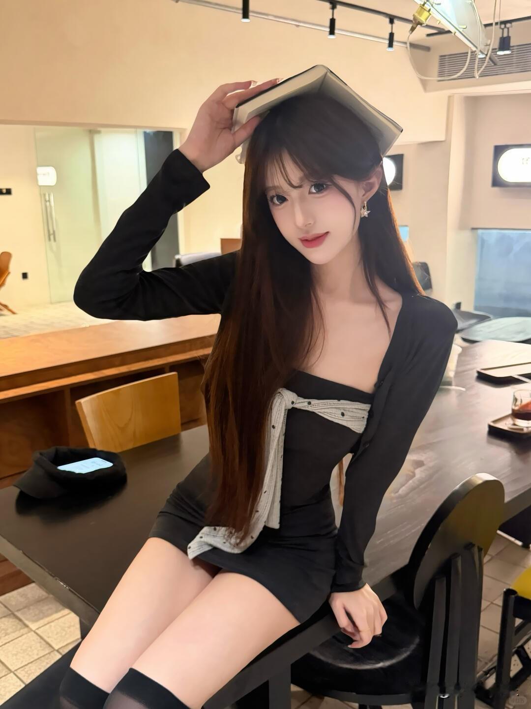 黑色连衣裙搭配灰色腰带，优雅迷人，尽显时尚魅力！穿搭 如何穿搭才能展现气质和高贵