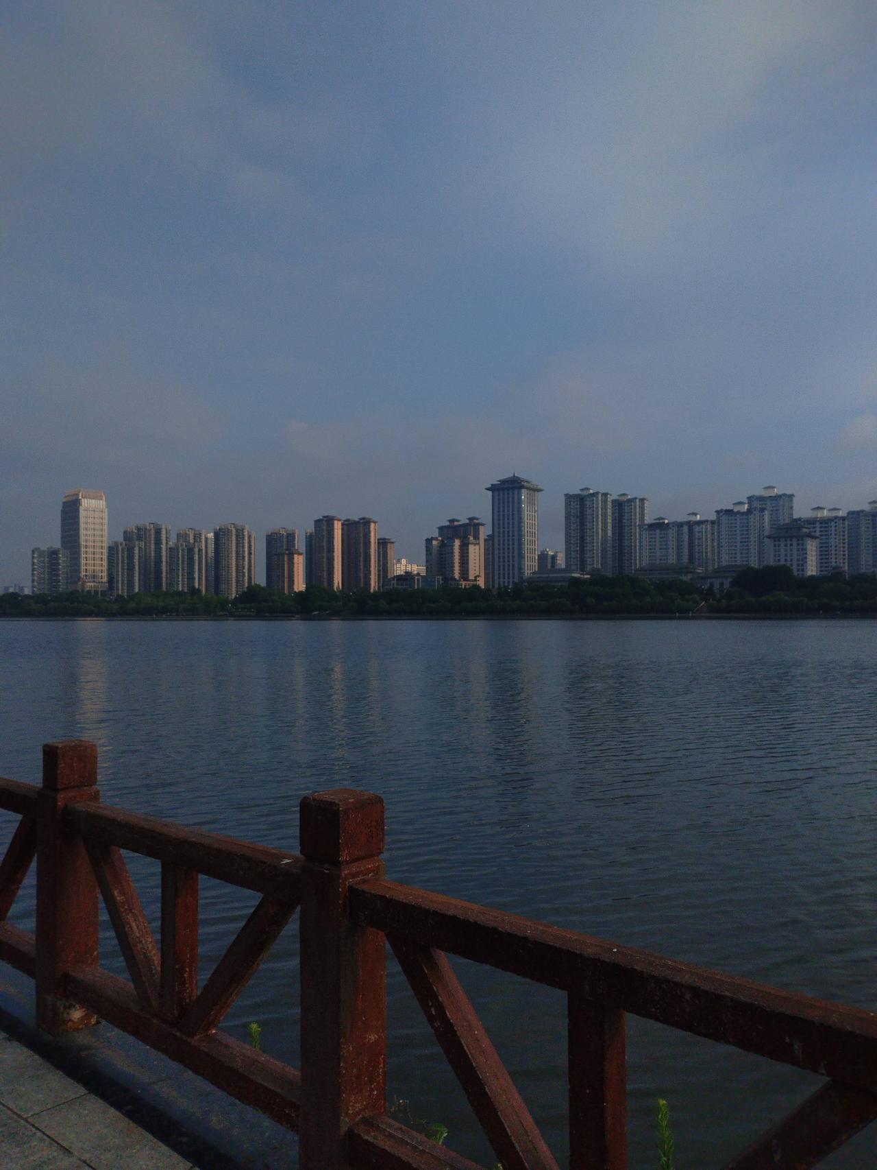 这里围绕“读懂人生冷暖”的不同意境方向，整理了几组意境优美、对仗工整的下联，每一