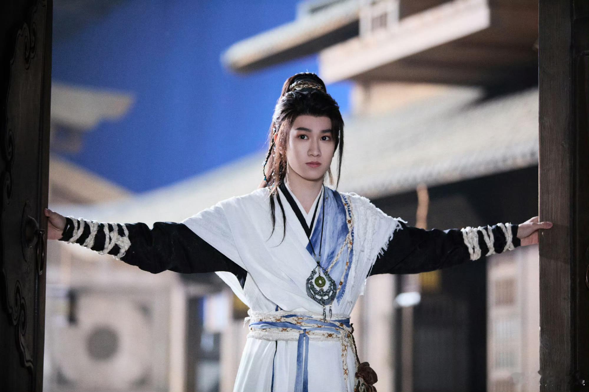 从《折腰》的戎装乔慈到《水龙吟》的仙侠新颜，敖子逸以造型颠覆诠释角色跨度——热血