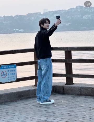 青岛偶遇金贤重救命！谁在青岛偶遇金贤重了？岁月完全没在他脸上留痕迹，状态好到离谱