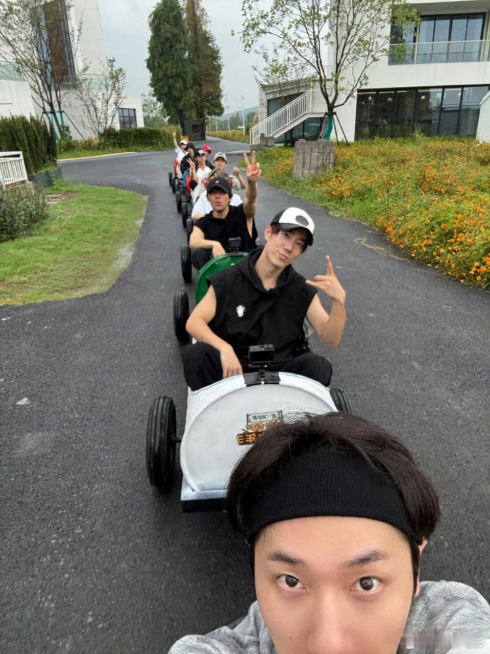 蒋敦豪真没劲笑了蒋敦豪晒十个勤天排队坐车车蒋敦豪晒十个勤天排队坐车车 ​​​