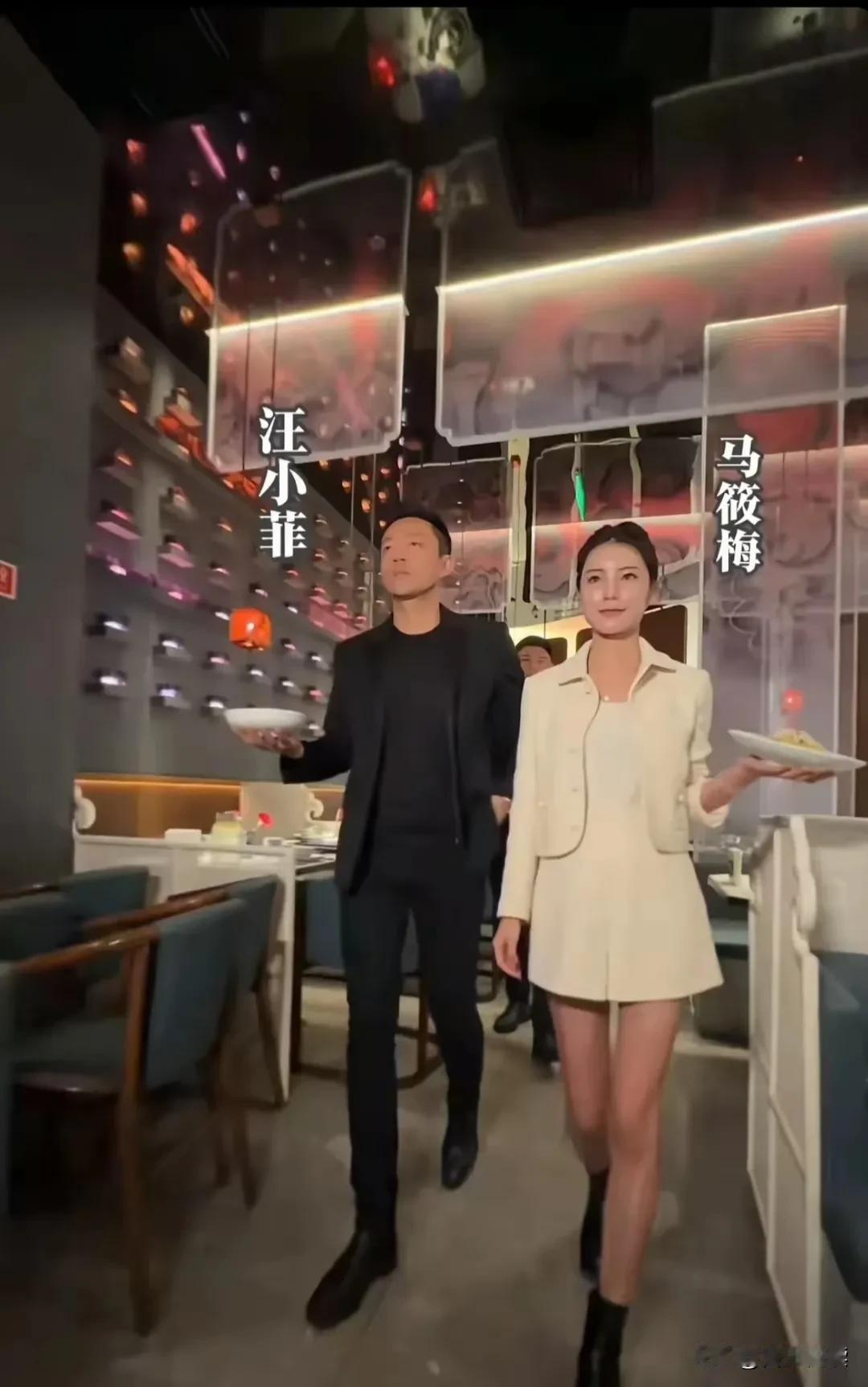 说汪憨憨霸道总裁
他还真演上瘾了呢

跟小健健合作了一个短剧
又是带着马筱梅一起