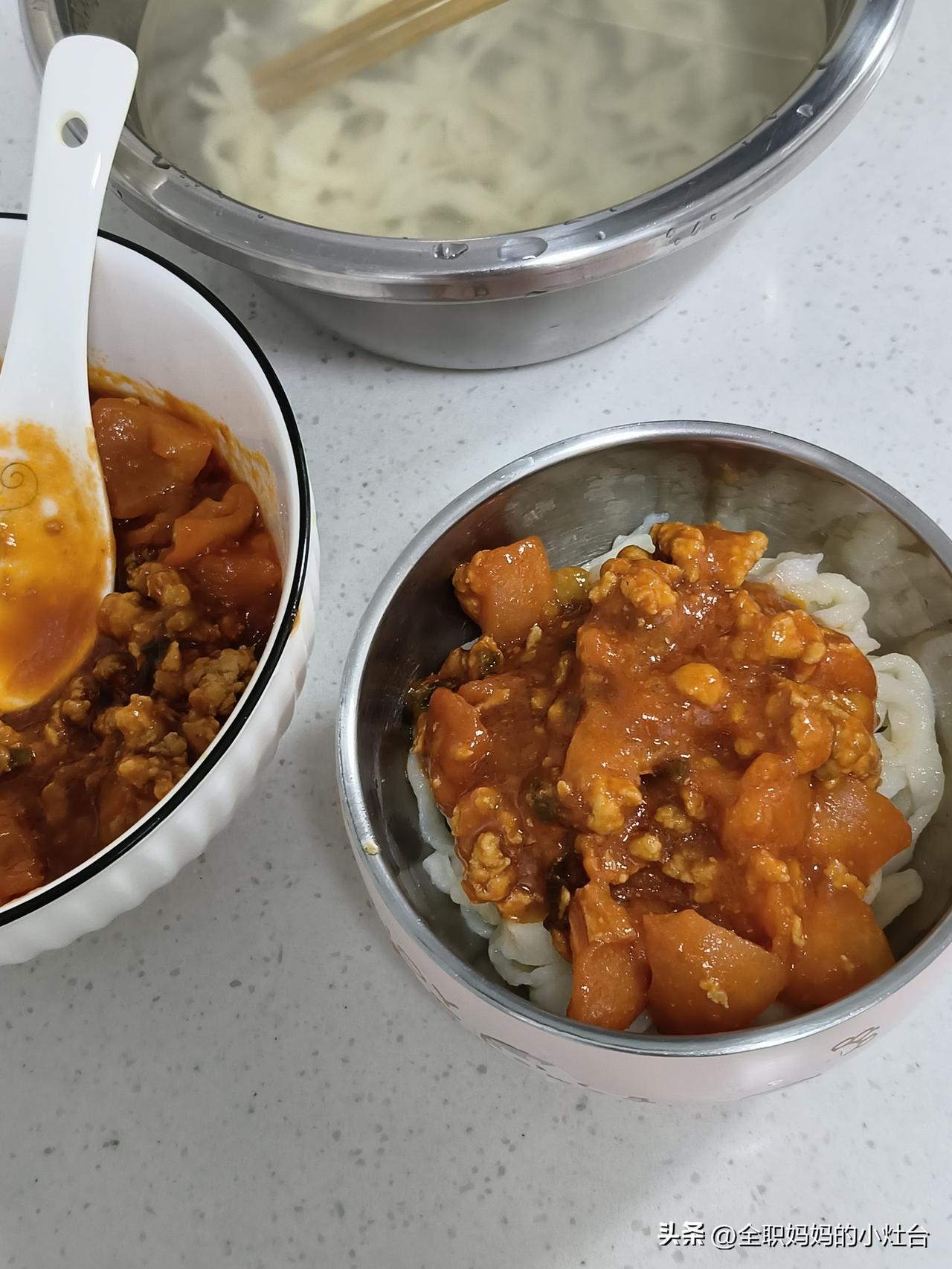 其实我一直很想说说对全职妈妈的看法：
 
全职妈妈，从来不是“闲着”，
而是一份