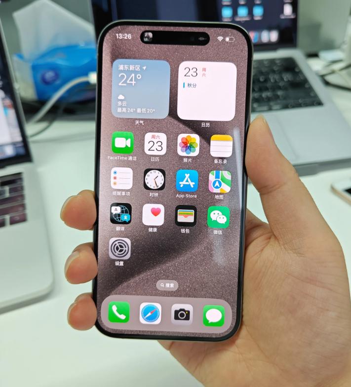 今年买iPhone 15 Pro的人应该很多都会后悔吧，毕竟续航真心有点拉，就我