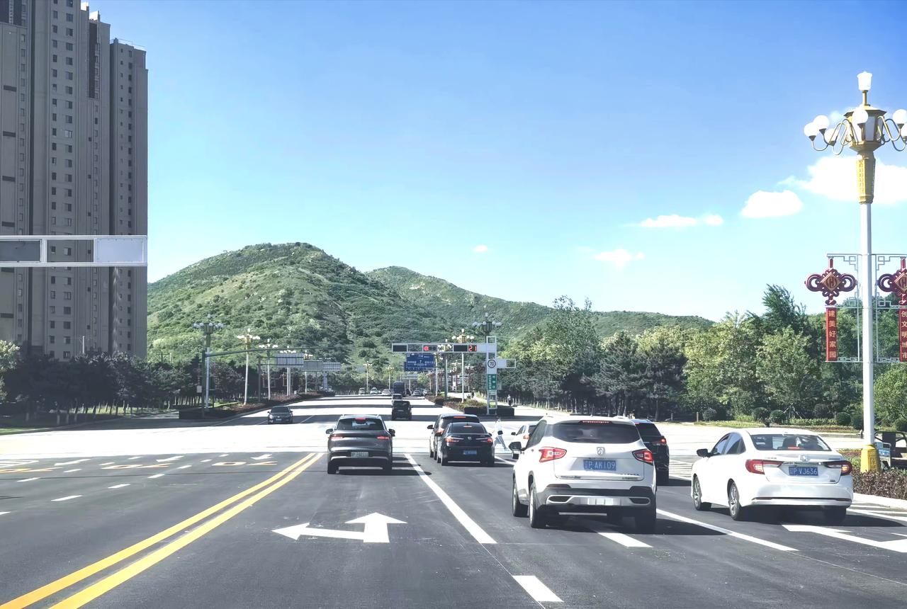 好消息！经过紧锣密鼓地施工，葫芦岛市龙湾大街南延路月亮河桥今日正式通车。这意味着