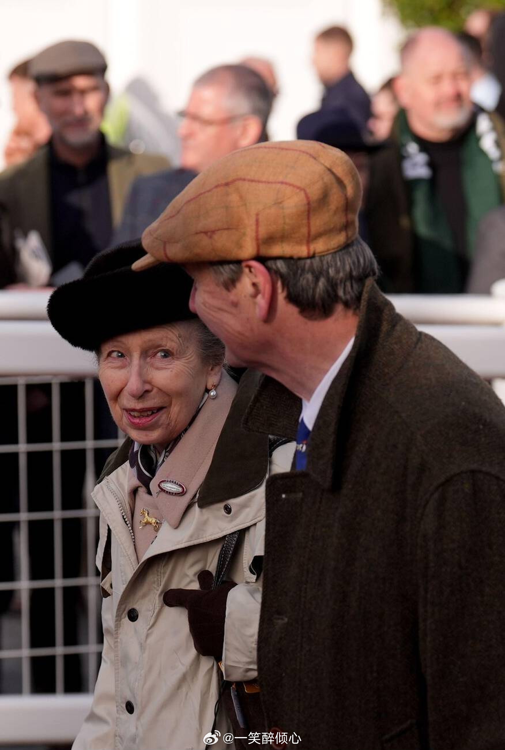 英国王室  【补图】2026年3月12日，安妮长公主和蒂莫西劳伦斯爵士在切尔滕纳