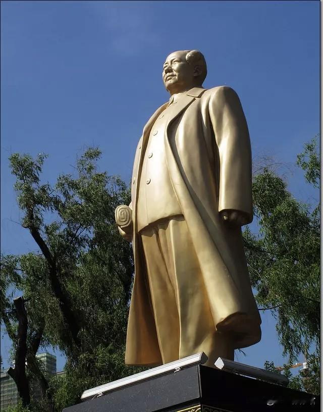 神州大地上的毛主席塑像