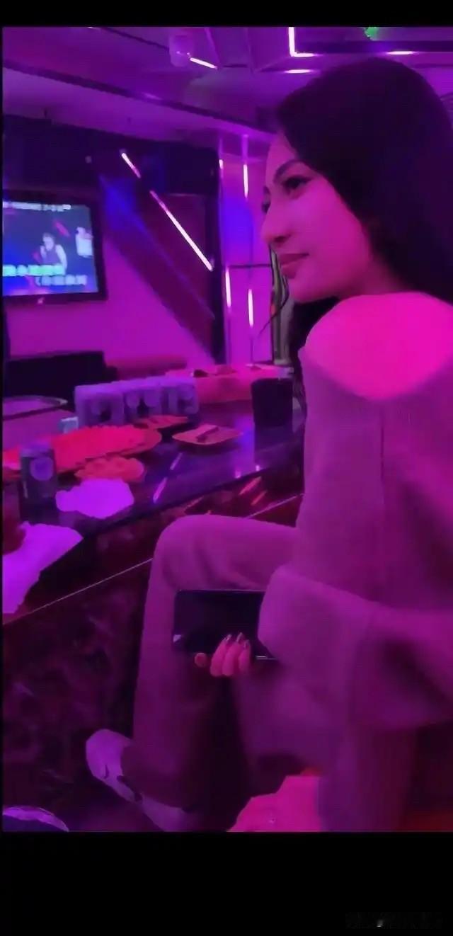 见过去KTV找小姐的，
但是你见过带着媳妇去找的吗？
真是刷新了我的三观！
近日