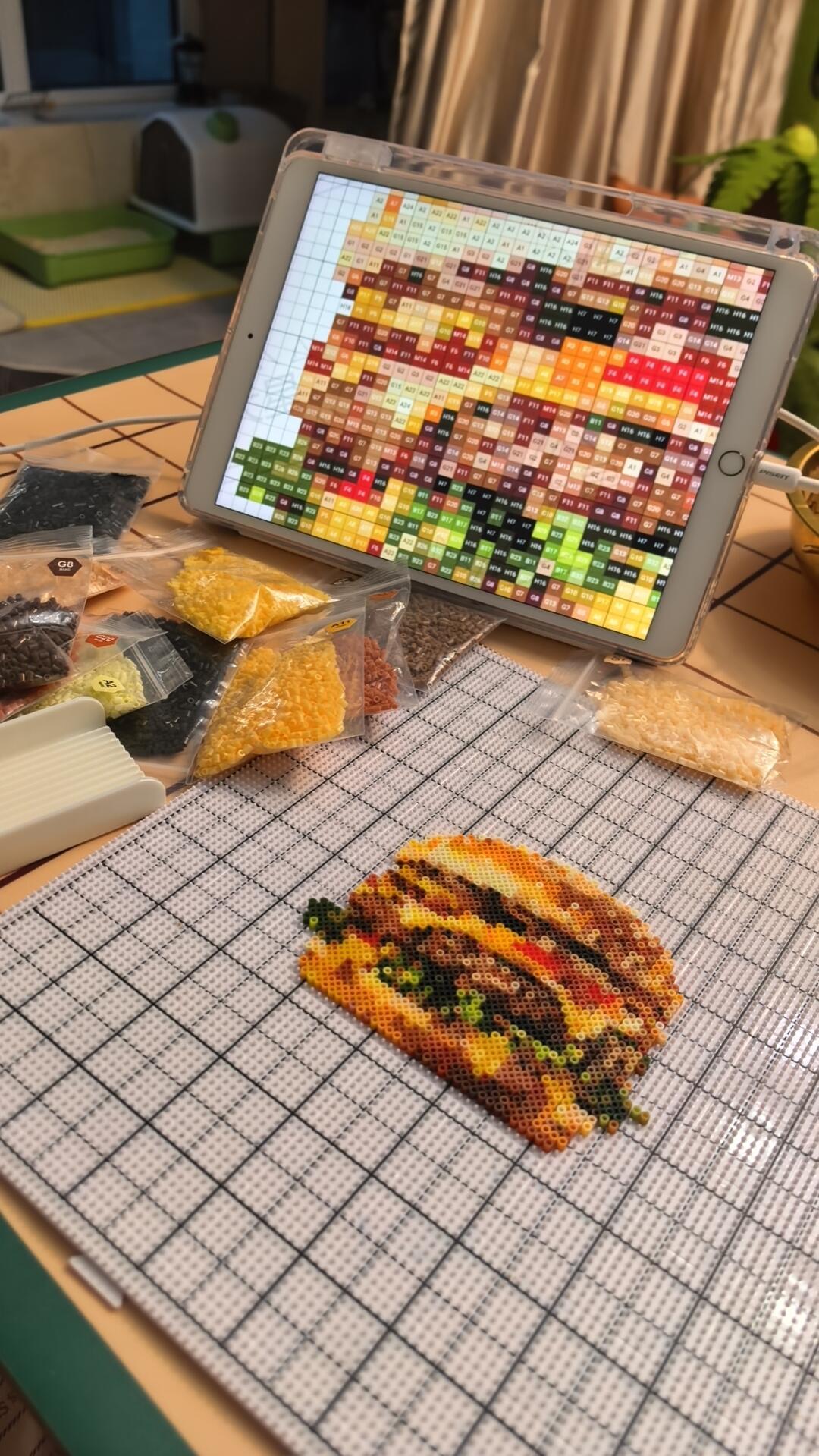 4个小时的拼豆就这样白拼了 拼豆人崩溃瞬间——拼了四小时的汉堡每次贴美纹纸的时候