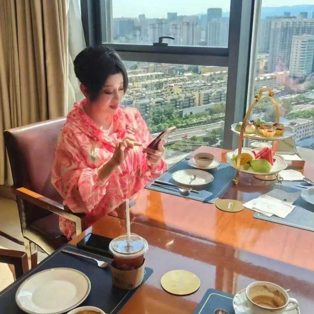 75岁刘晓庆现身太原，状态惊艳，活到老演到老太有魅力
 
75岁刘晓庆现身太原酒
