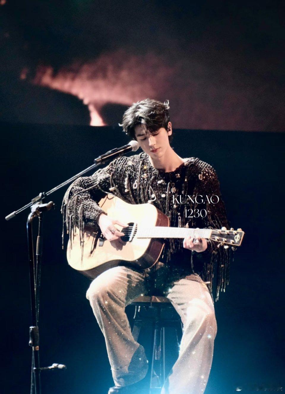 张凌赫[超话]  张凌赫怎么可以这么帅啊啊，弹吉他这个真的绝了，简直就是闪闪发光