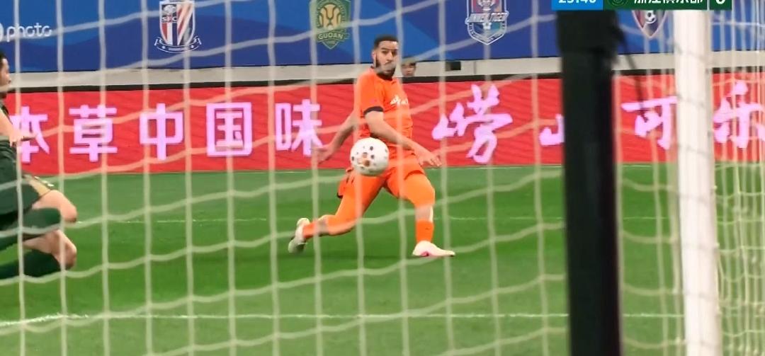 中超第三轮青岛海牛主场迎战浙江队，半场结束，青岛海牛1：0浙江队，上半场第12分