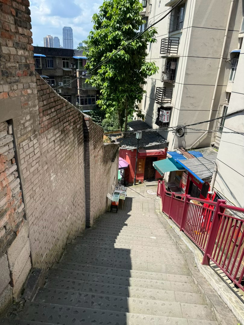 爆晒，爆热，还各种爬楼～感觉自己快要熟了……🥵 重庆·鹅岭二厂