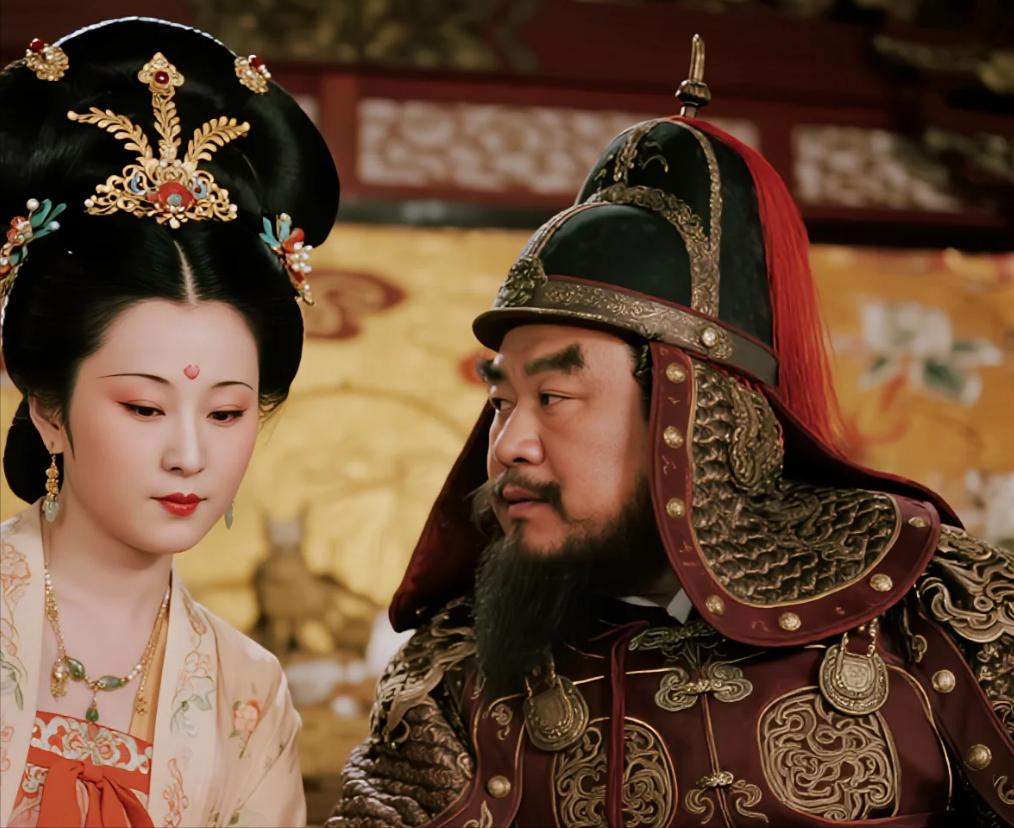 据《隋唐遗史》等野史记载，安禄山有一次与杨贵妃私会，大手掌用力过猛，居然在贵妃胸