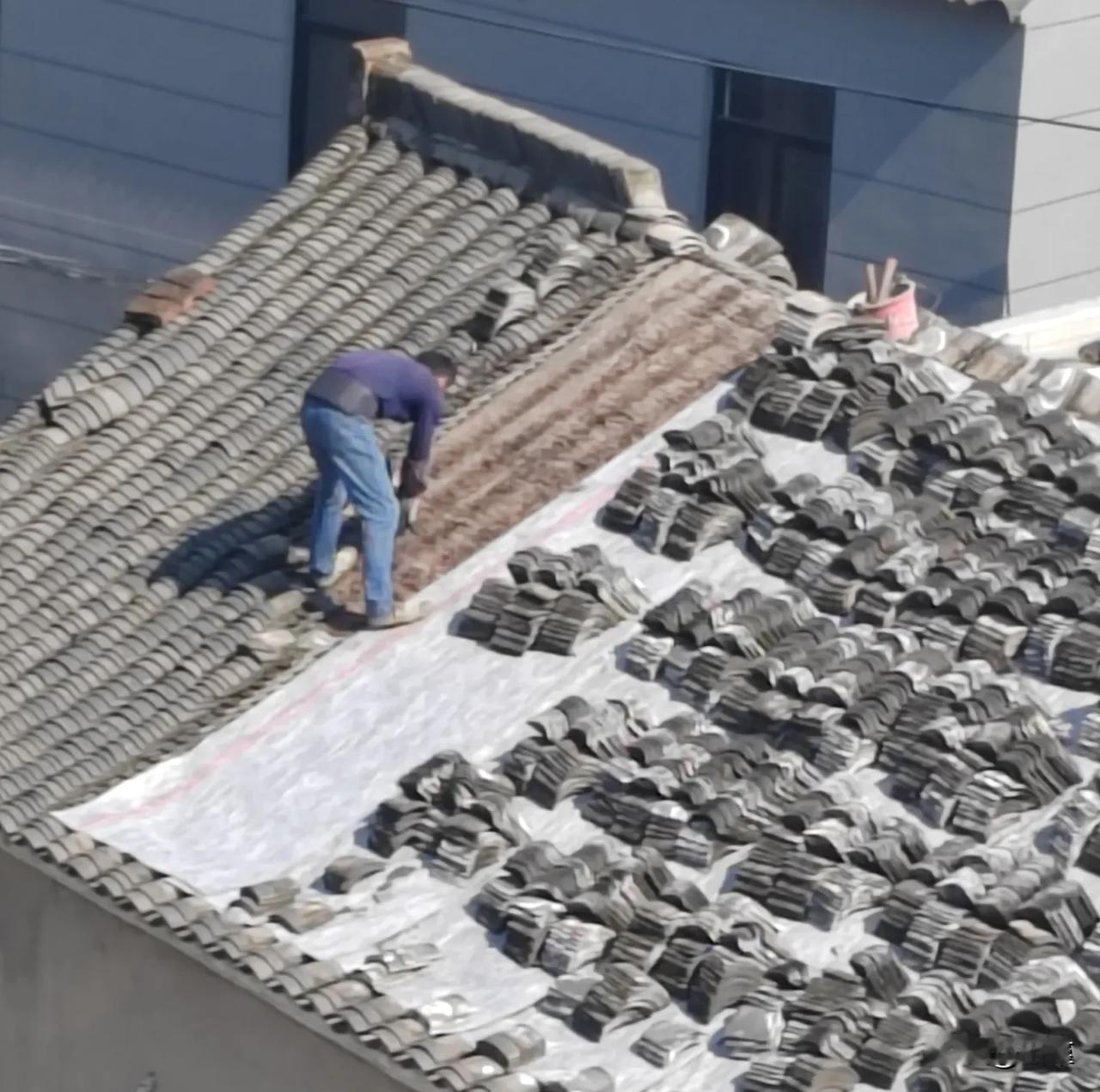 农村的房子屋顶漏了，当地能找到的翻修房子的泥瓦匠都已经老了，怕其腿脚不利索有危险