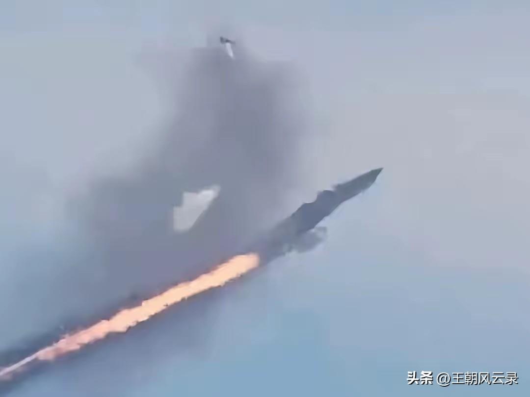 科威特飞行员驾驶F18凭一己之力击落美军三架F15
原来如此！
此前，美军确认3