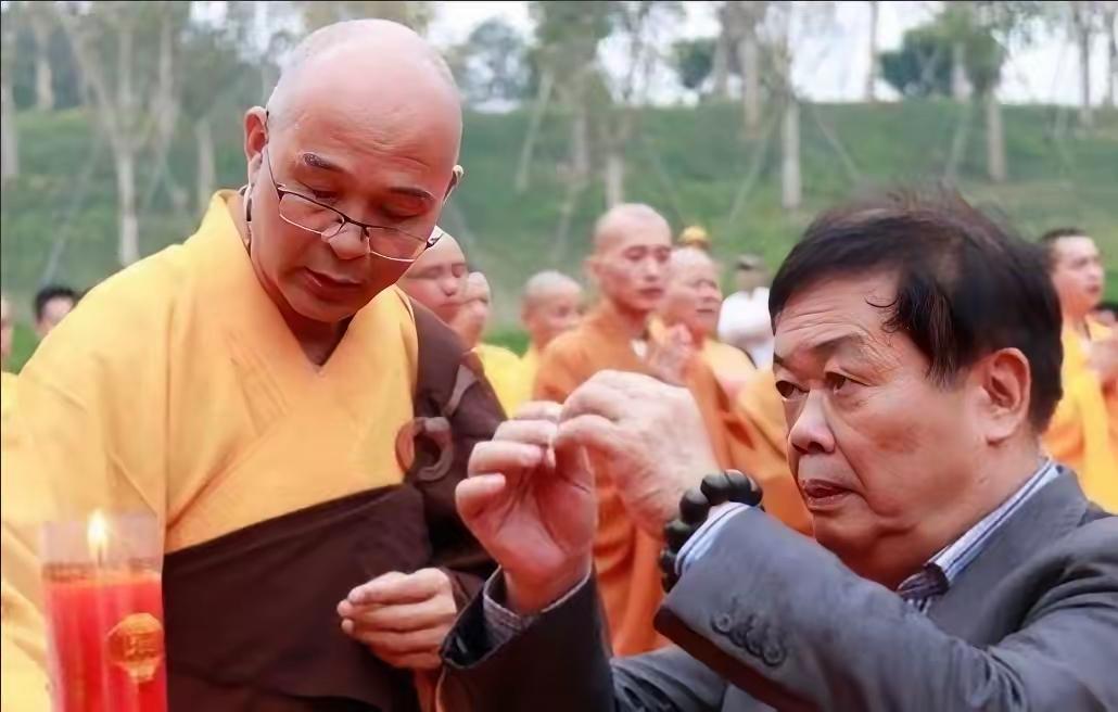 曹德旺随王石一起参观万福寺。方丈曾向王石提到修斋堂需要1600万元，王石认为数额