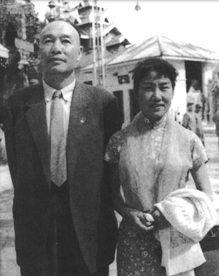 张瑞芳与崔嵬(1959年在缅甸)，他在北京，她在上海，两位老战友在出访时相逢。