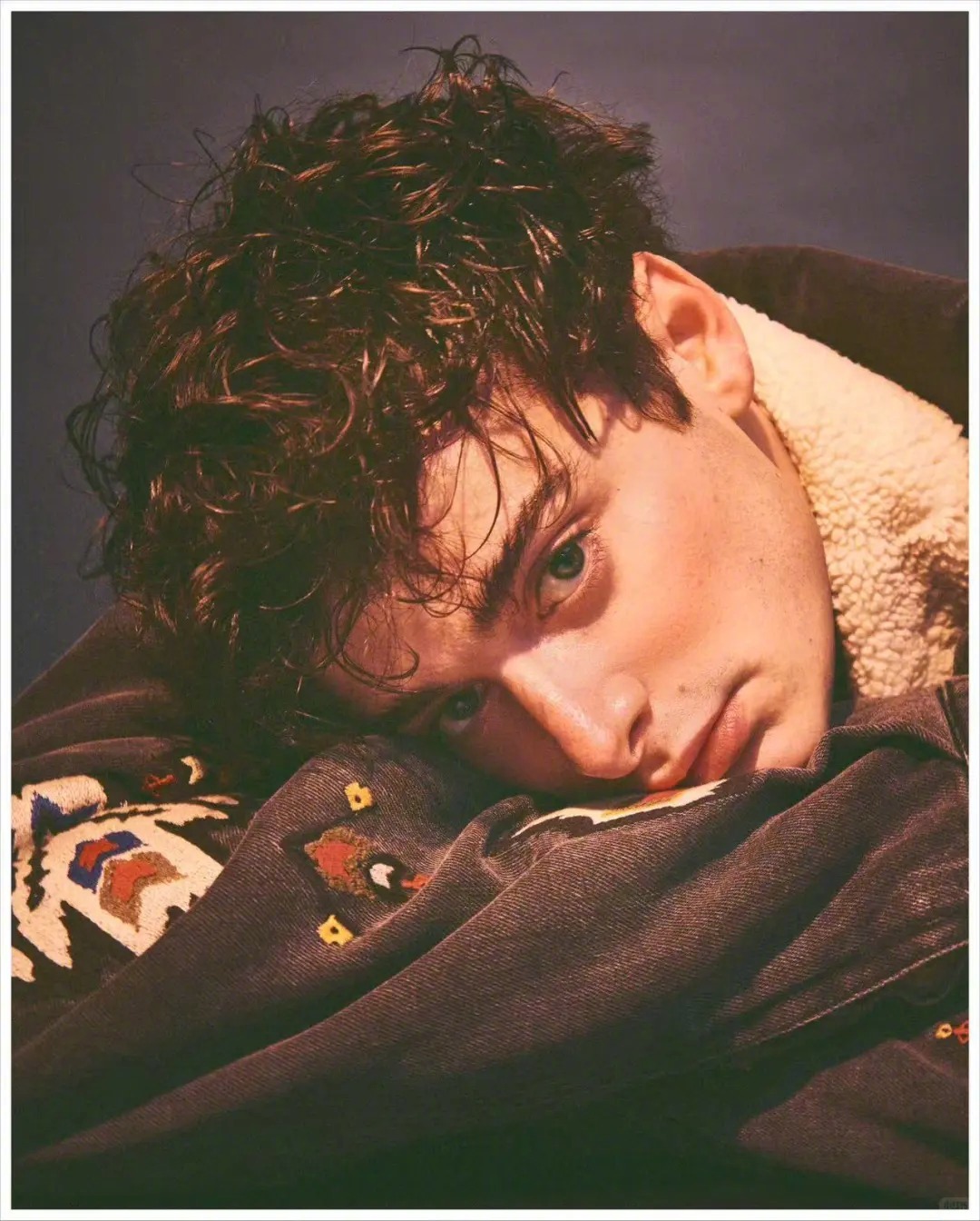 《怪奇物语》“威尔”诺亚·施纳普庆祝与新男友交往一个月 。 