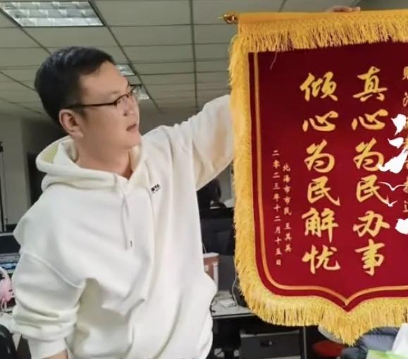 他选择隐姓埋名，用“都市大先生”的身份默默前行。
 
他不是超人，用一己之力守护