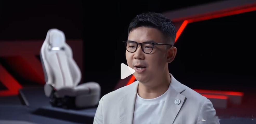 智界RX首搭智能环抱座椅   仔细看了下出镜介绍座椅的宣传片，发现长江总的造型变