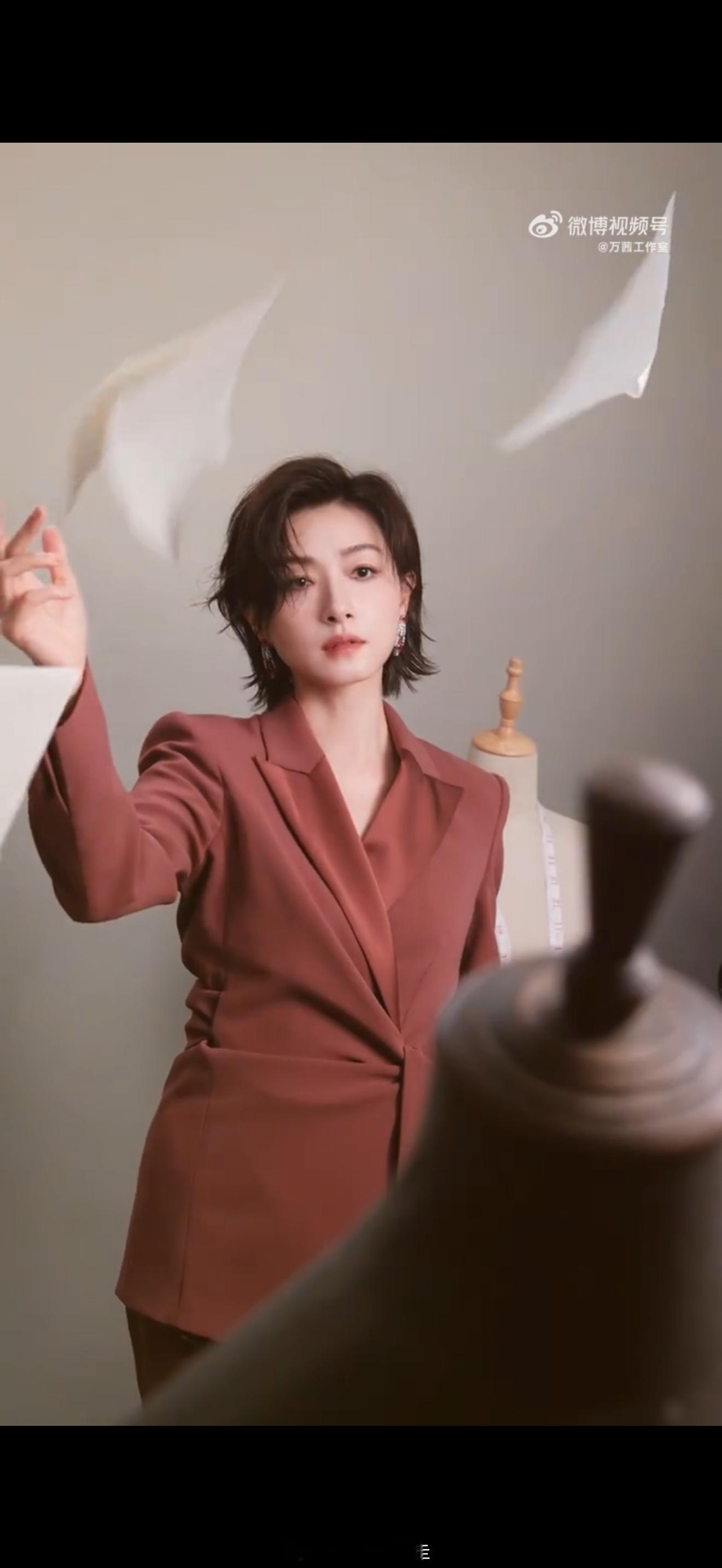 万茜清冷御姐西装造型 收腰设计显身段，但她连手都没插兜。双手自然垂着，没凹任何p