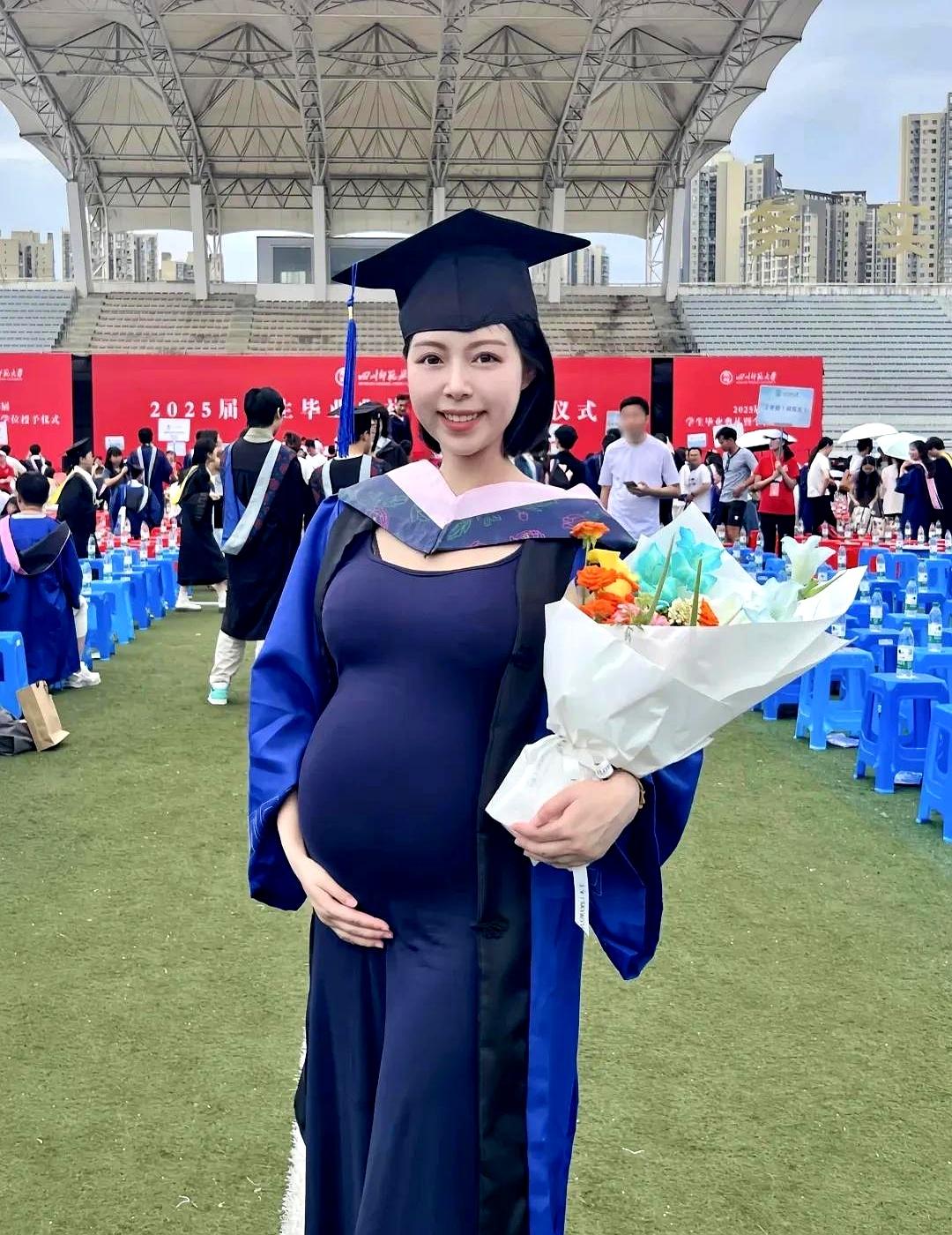 一边读书一边带娃，这节奏真不是一般人扛得住。
可偏偏有人把家庭和学校两边跑的日子