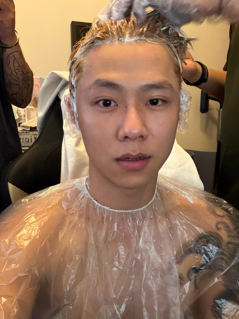 今天两个熊帮我染头发。笑死。 