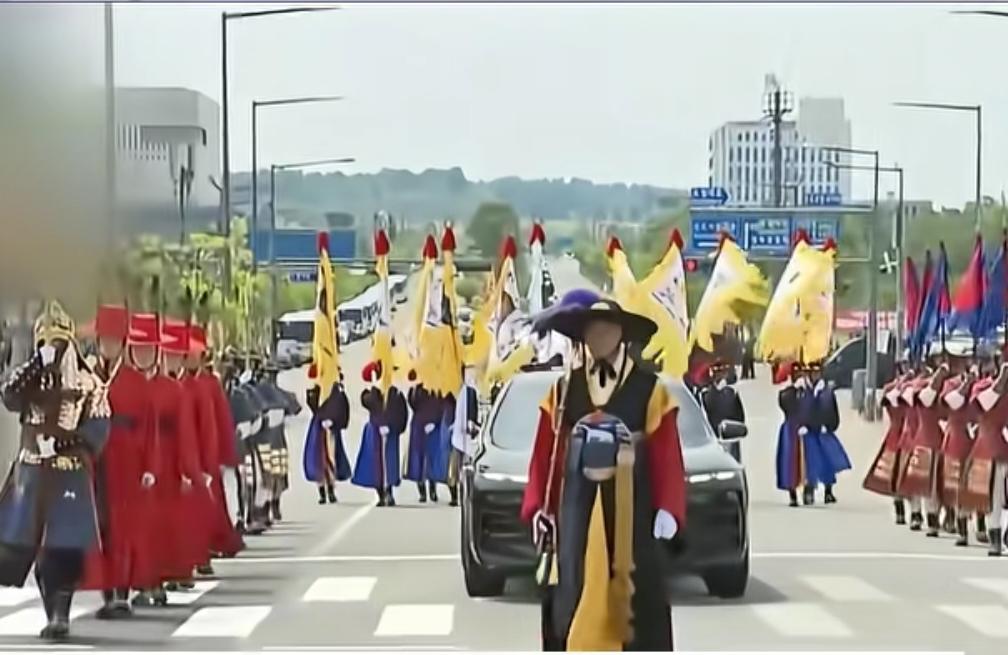 看到日本首相访问韩国的消息，本来这只是一般的国际时事，却因为韩方的欢迎仪式有点另