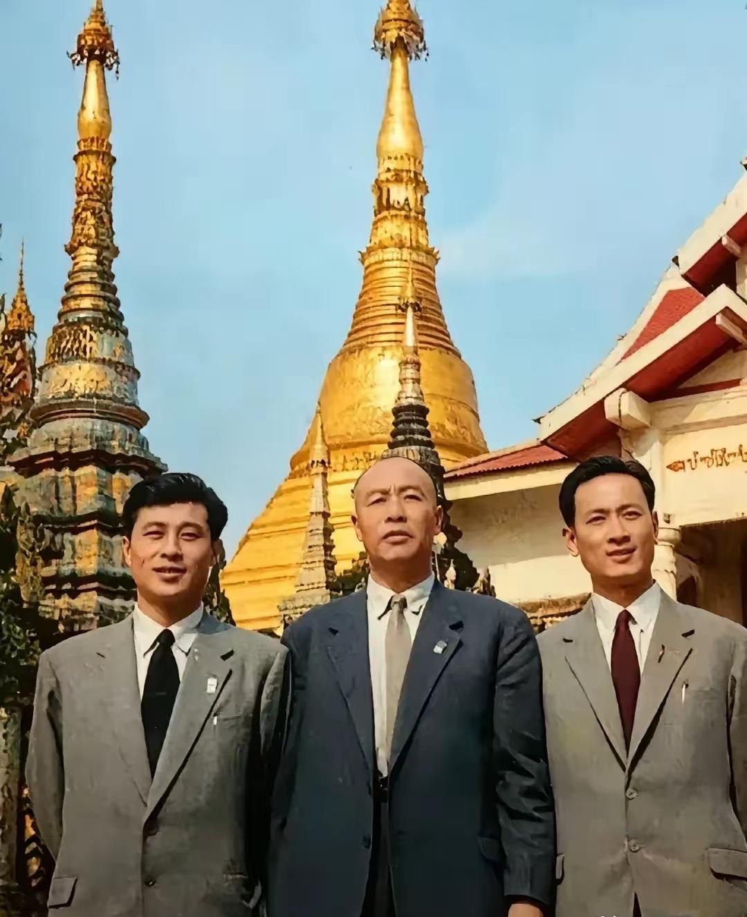看到这张图片，右边这位演员气质出众。我们都晓得王心刚老师在诸多老电影里都有精彩表