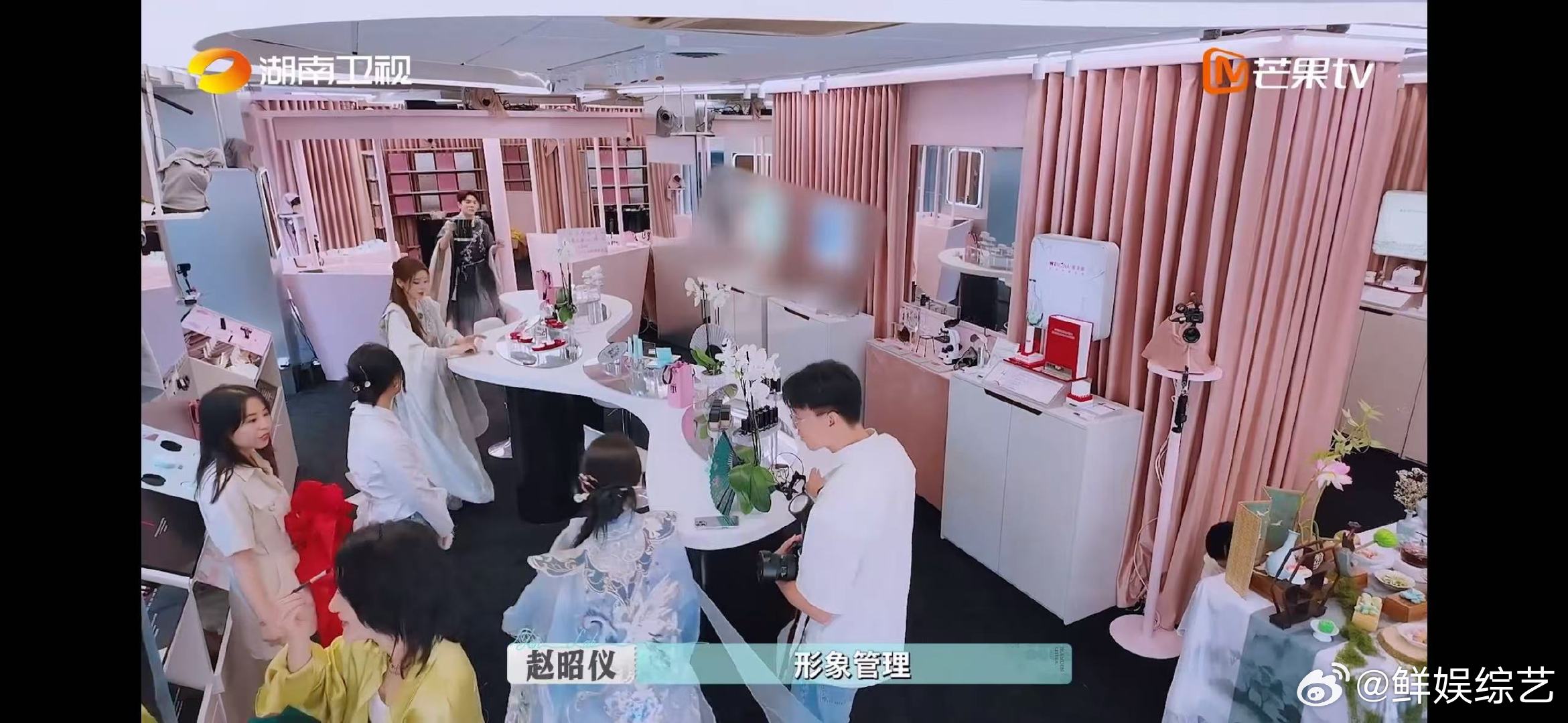 张予曦全场游走压油的手巴黎合伙人名场面巴黎合伙人张予曦全场穿梭忙压油，合伙人形象