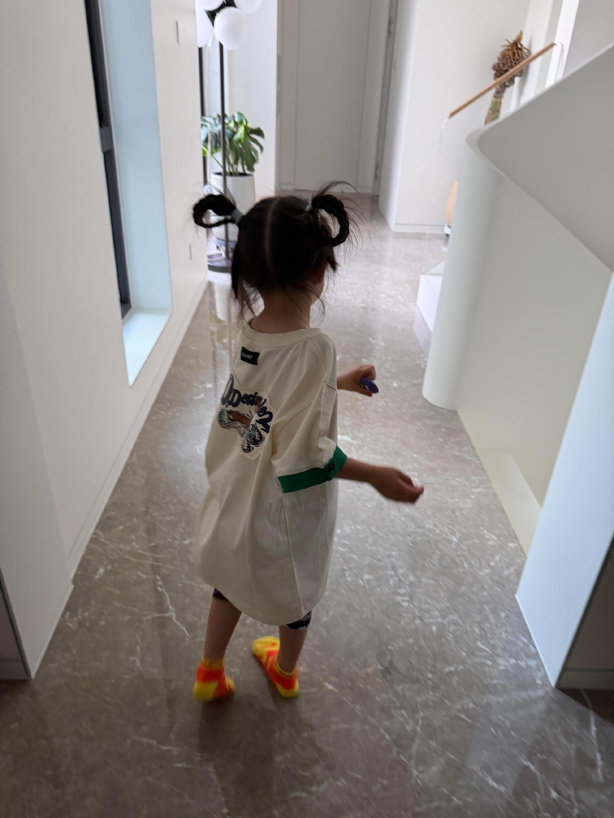 王鹤棣给王彦霖女儿寄了六十多件衣服王彦霖说王鹤棣要了个地址给Mandy寄几件衣服