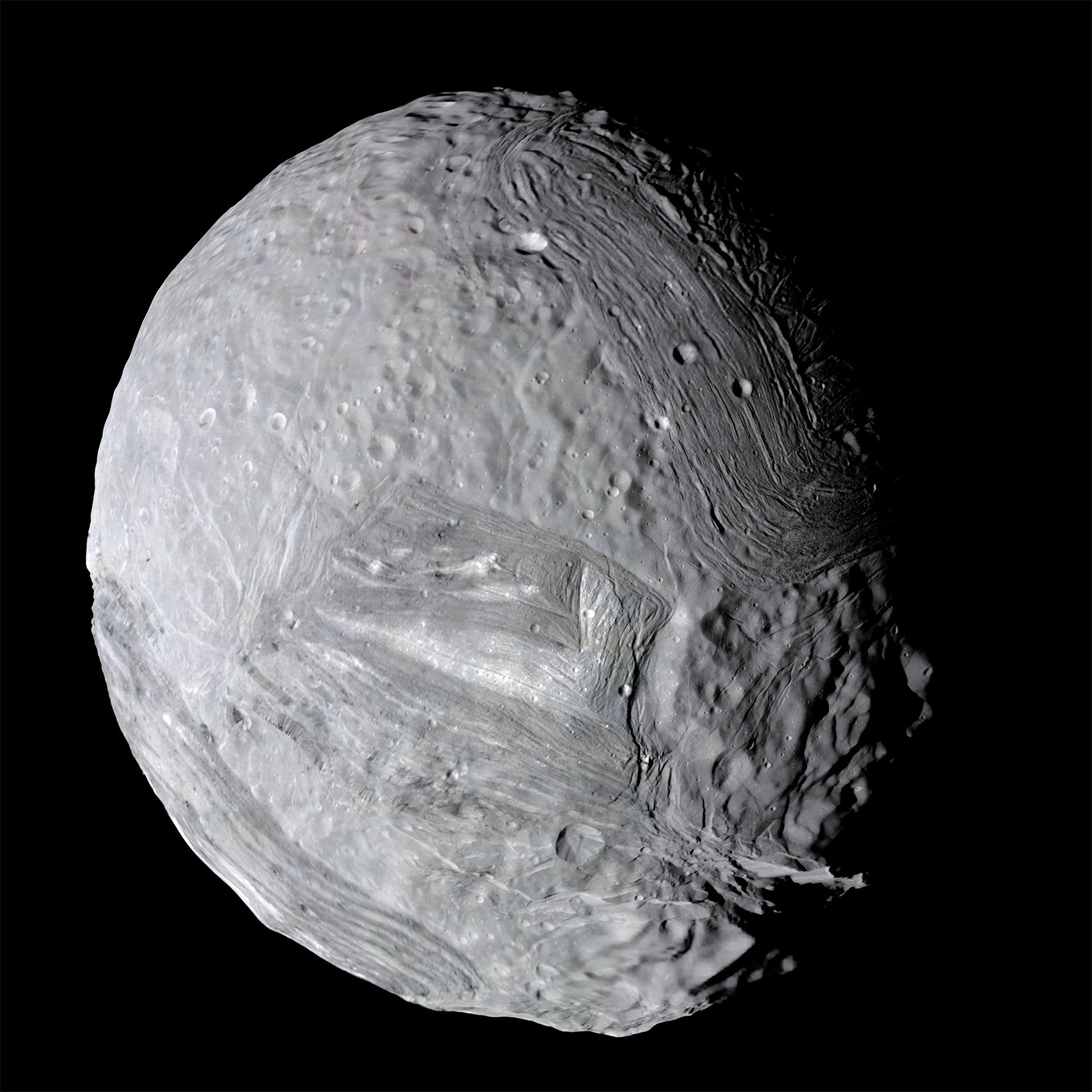 天王星第五颗卫星“天卫五”，旅行者二号1986年拍摄。天卫五形状有点奇特🧐🧐