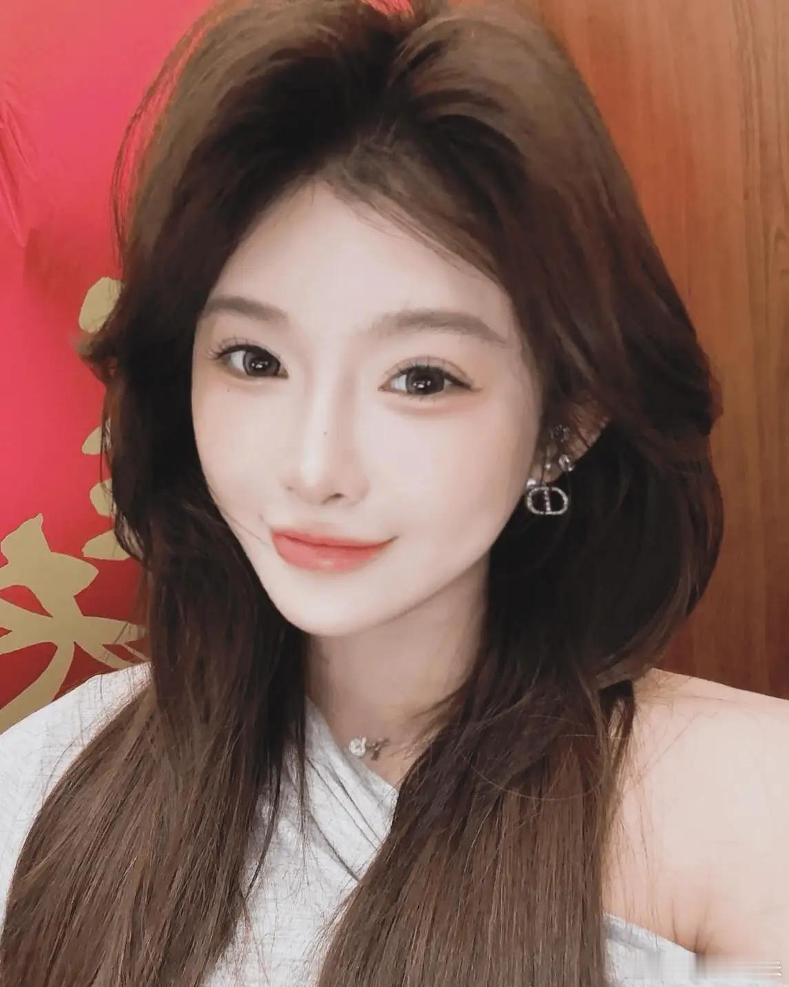 今日，吴艳妮发布社媒，晒出自己新年第一张自拍照。吴艳妮在社媒中写道：观我旧往，同