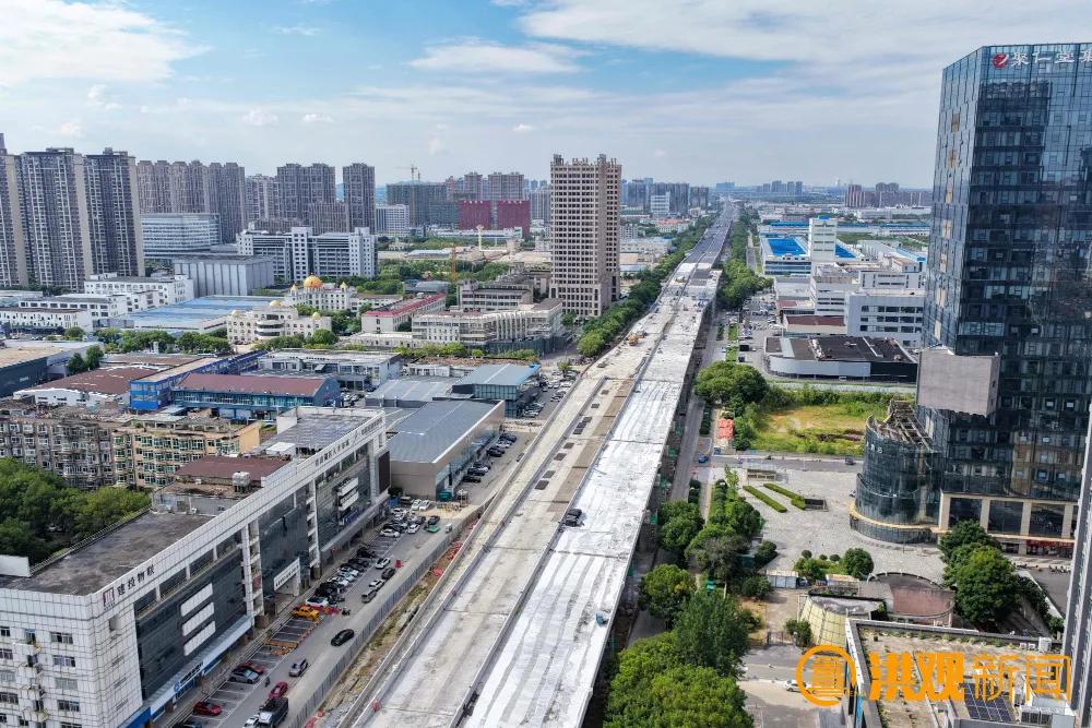 8月5日，高新大道快速化改造工程施工现场艾溪湖北路至火炬大街路段，摊铺机有序开展