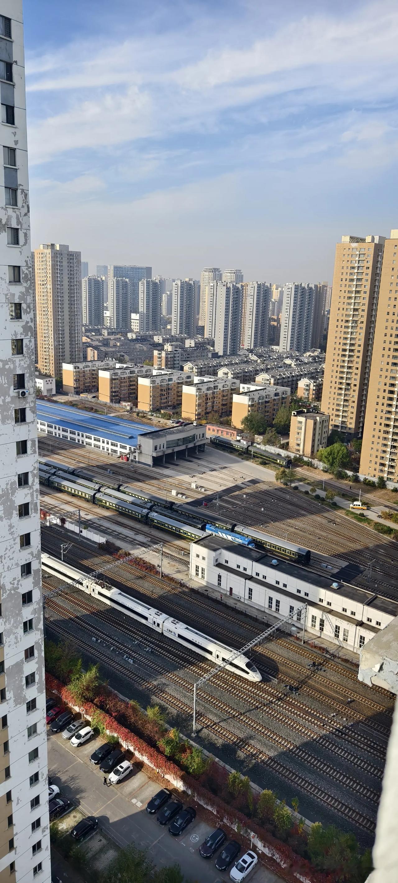 高铁穿城而过   #城市的一角。# #我拍城市给你# #拍下不同的城市# #城市