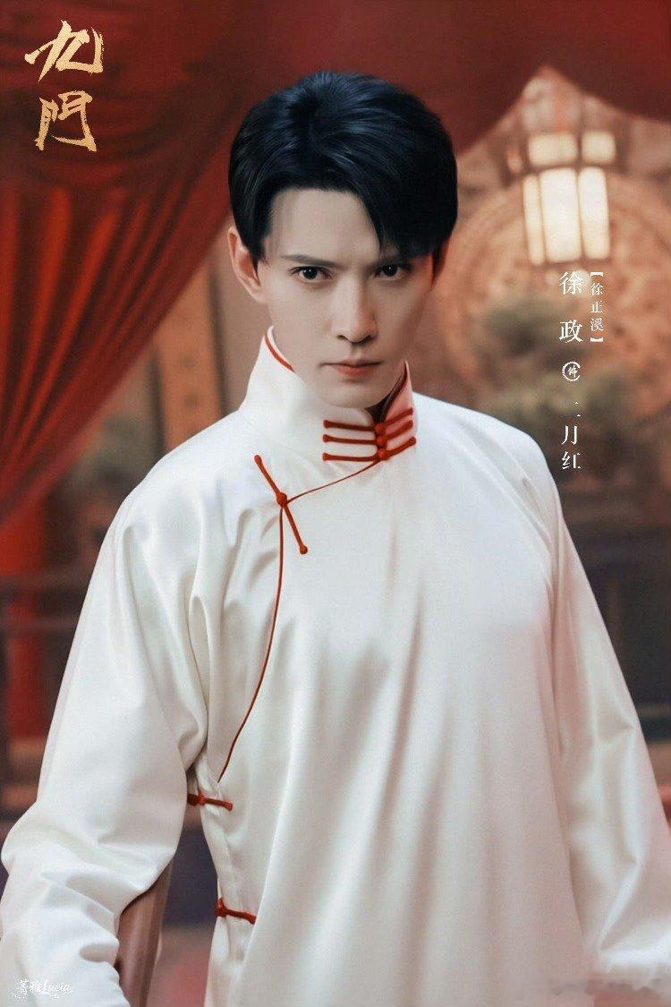 徐正曦演的二月红徐政演的二月红 九门和老九门合照对比，徐正曦演的二月红，和张艺兴