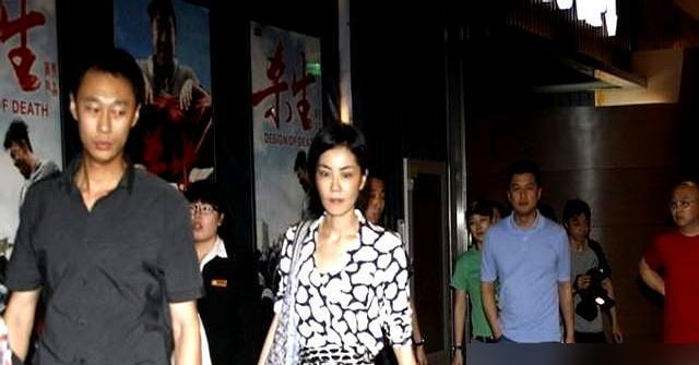 王菲那笔三千万的匿名捐款，审计报告里连影子都没有。
翻开嫣然基金去年的账本，白纸