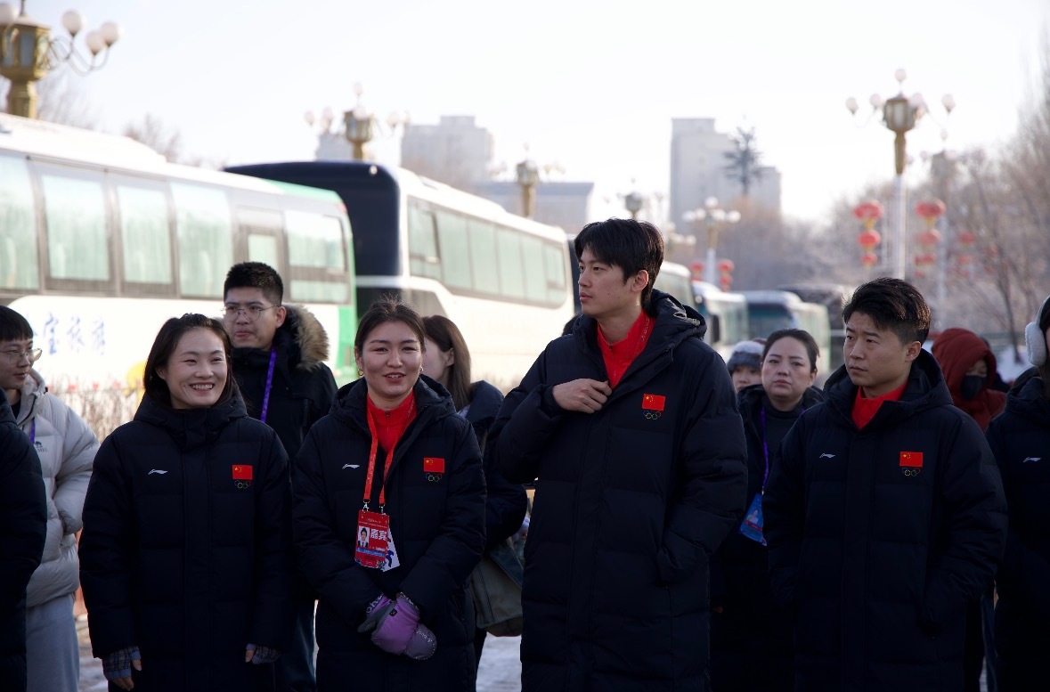 好显眼的一抹红汪顺