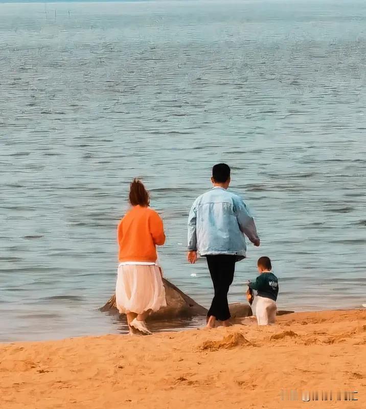 除了父母之外，兄弟姐妹或许能成为我们的依靠。年轻时，我们为了家产、几句狠话就和兄