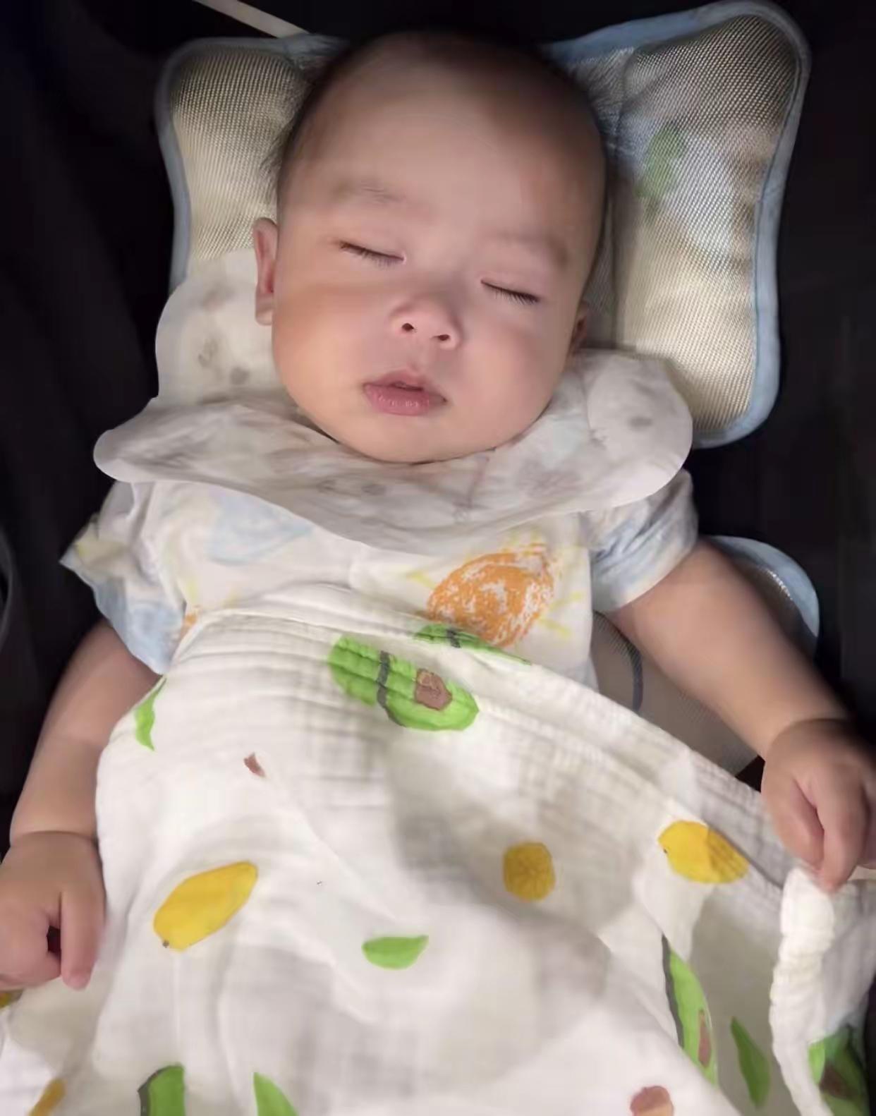 真的别把未婚生子说得这么轻松。我婶婶家姑娘今年25岁，研究生还没毕业，前阵子回老